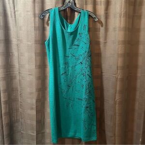 Green knit midi dress with black embroidery accent‎